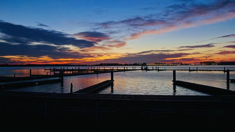 夕阳下的宁静码头图片