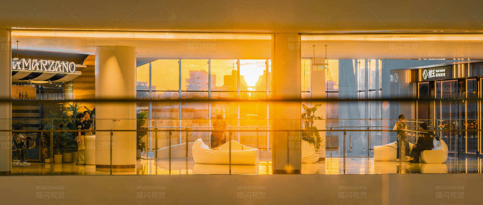 夕阳下的商场图片