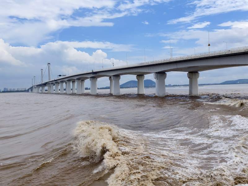海面大桥风浪图图片