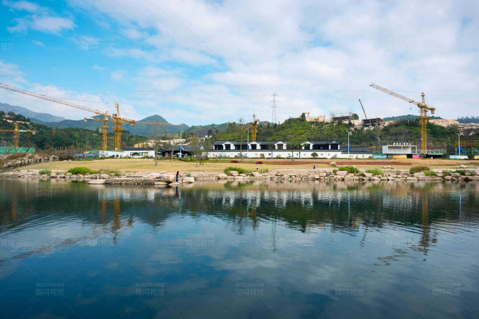 湖畔建设工地图片