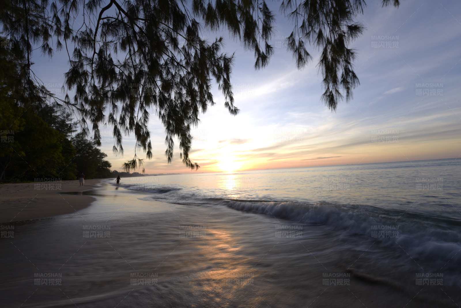夕阳下的海滩图片