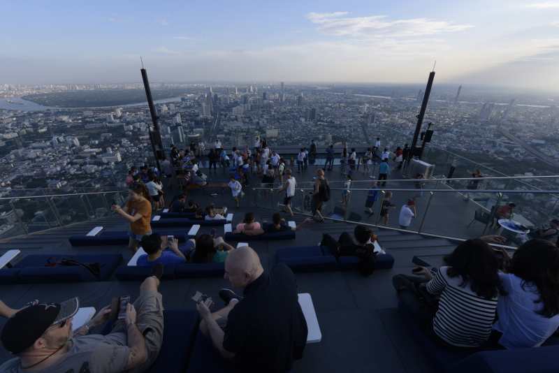 高空观景台上的游客图片