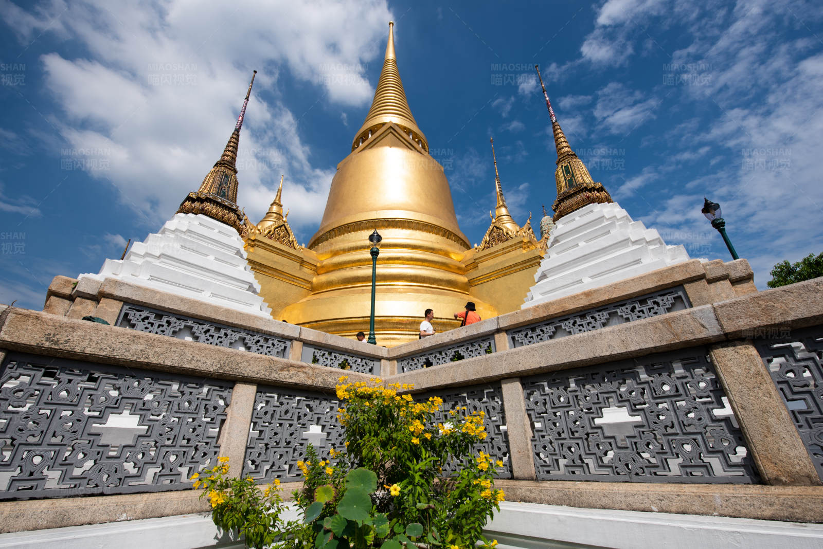 金色佛塔映蓝天图片