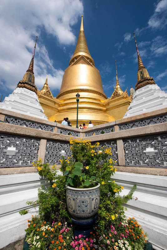 金色佛塔与蓝天图片