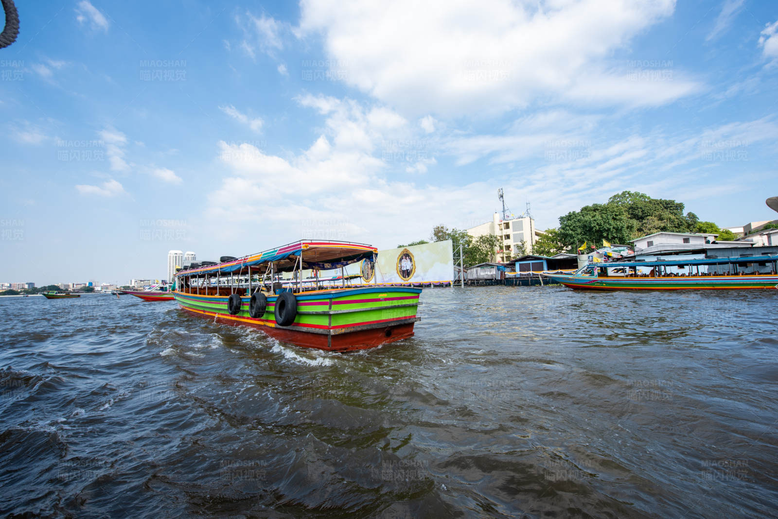 河上彩色游船图片