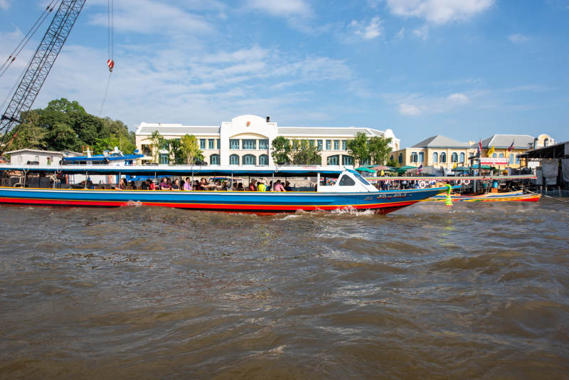 河畔繁忙的渡轮码头图片