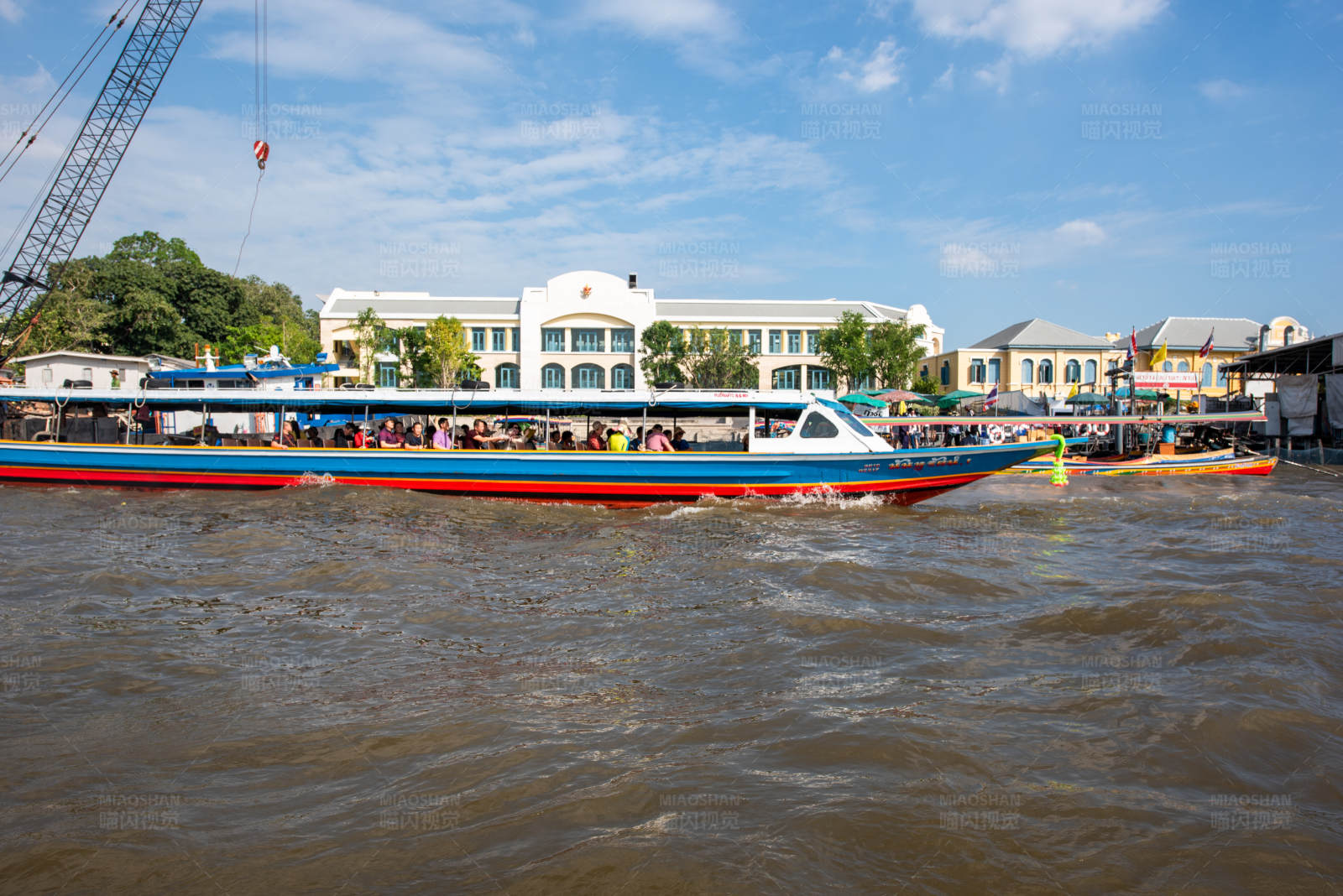 河畔繁忙的渡轮码头图片