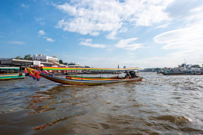 湄南河上的长尾船图片