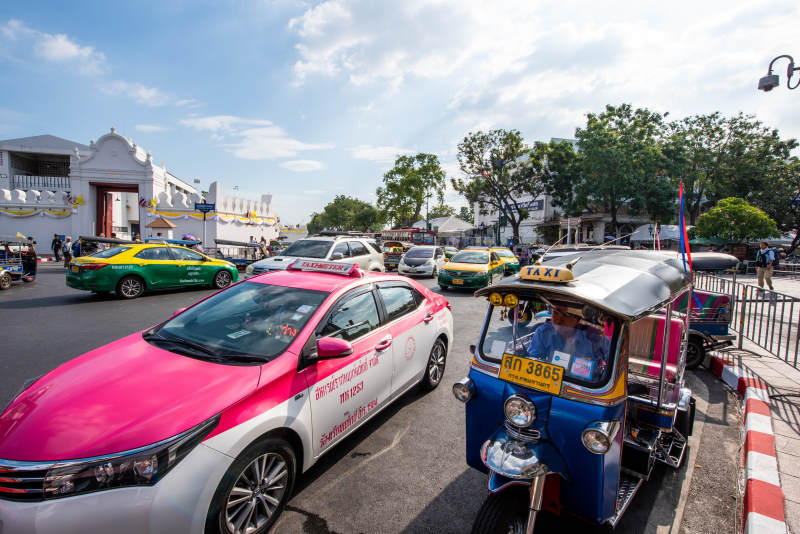 曼谷街头的出租车和嘟嘟车图片