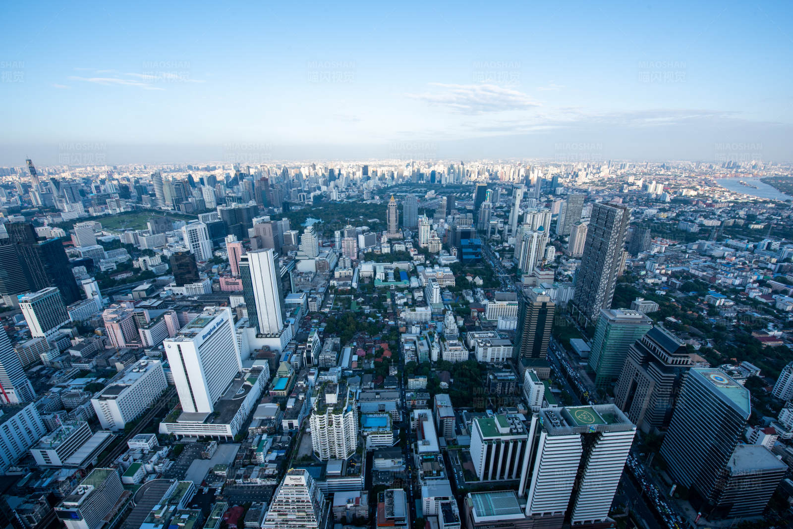 城市天际线的壮丽景色图片