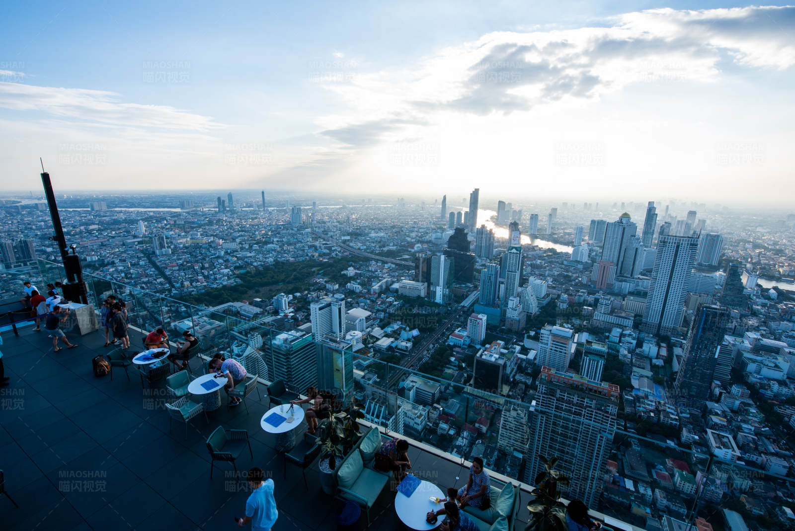 屋顶酒吧的城市美景图片