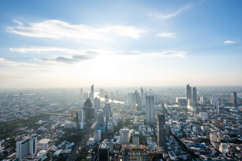 城市天际线与阳光图片