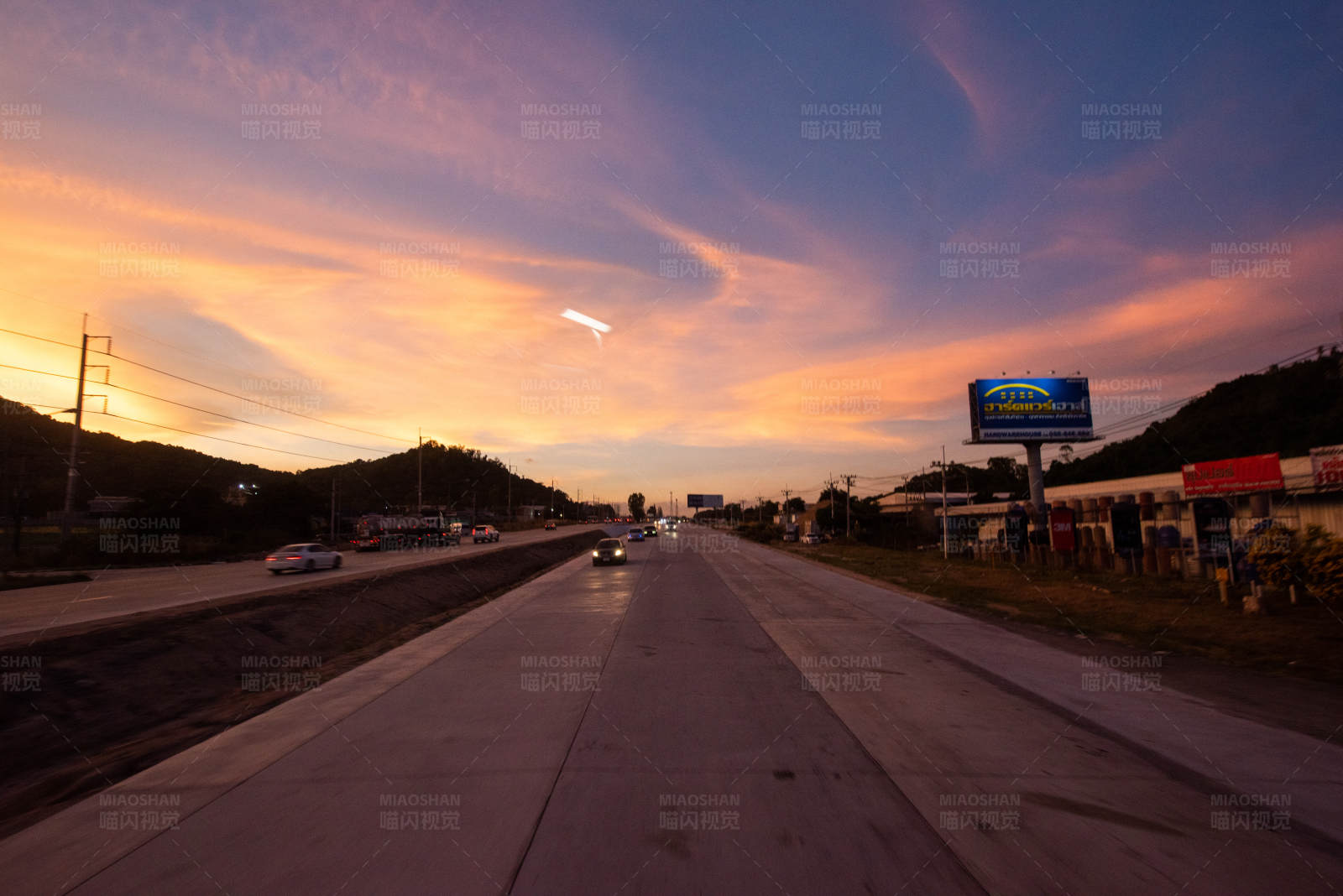 夕阳下的高速公路图片