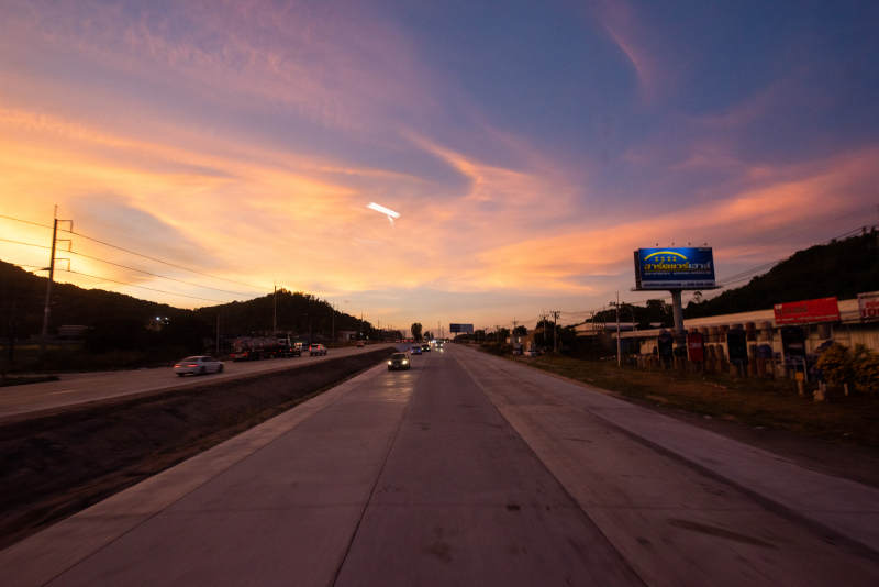 夕阳下的高速公路图片