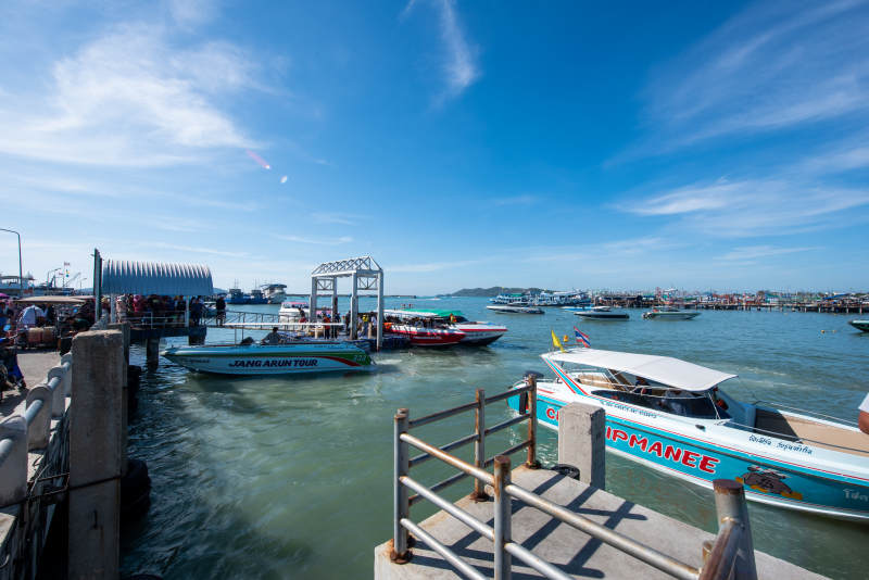 码头上的快艇图片