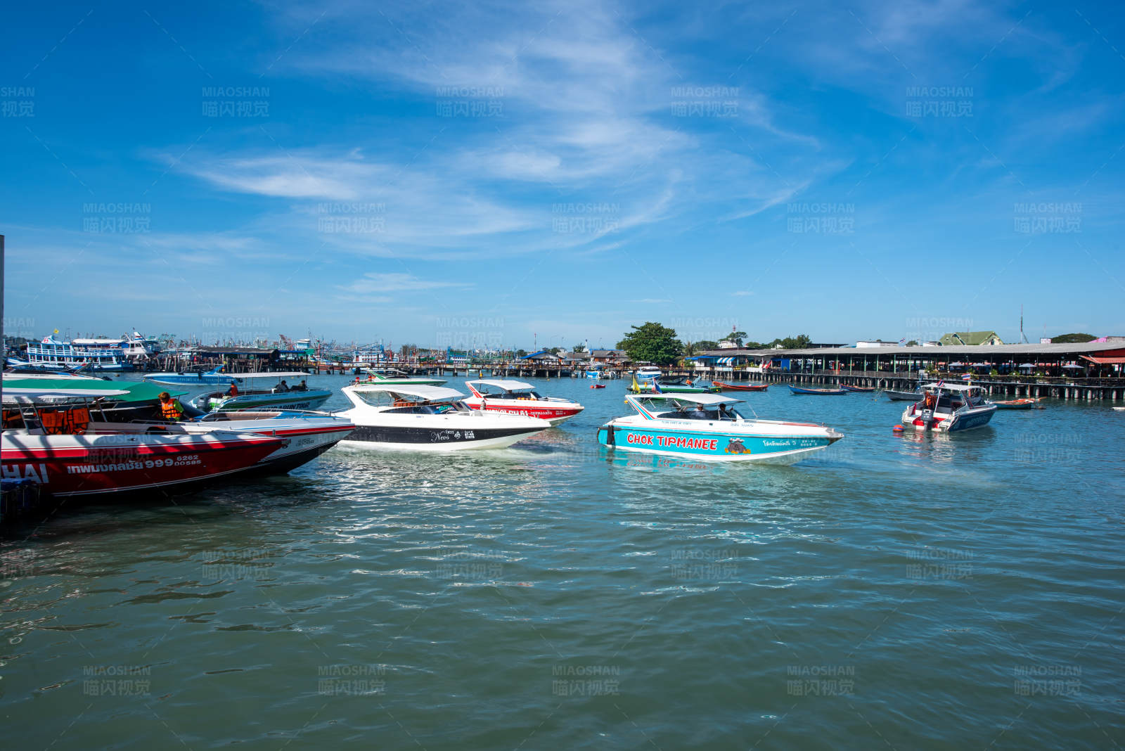 码头上的多彩船只图片