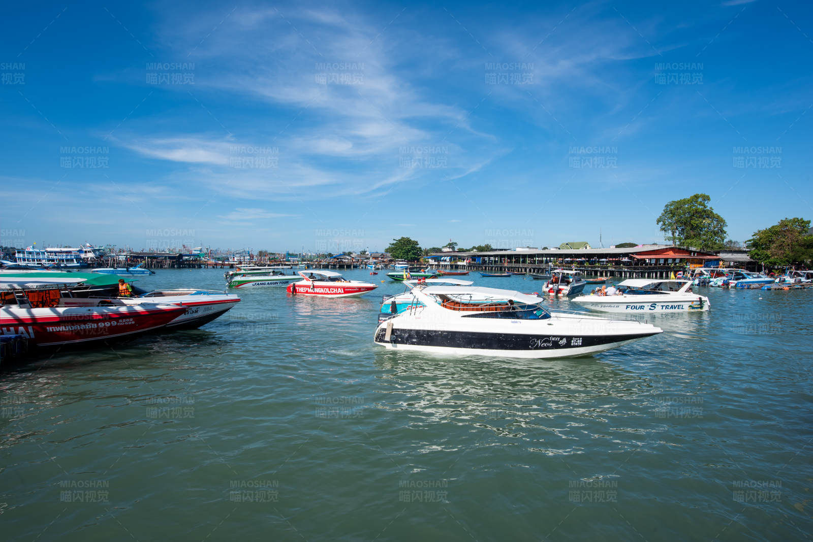 码头停泊的船只图片