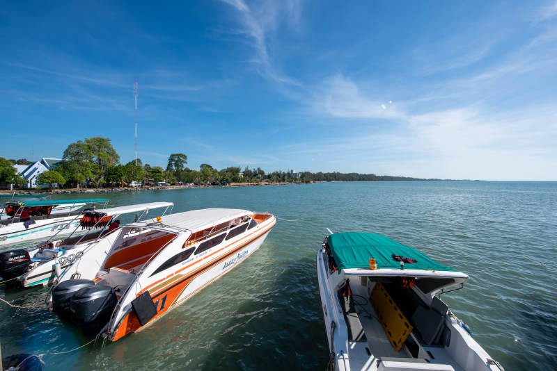 码头停泊的快艇图片