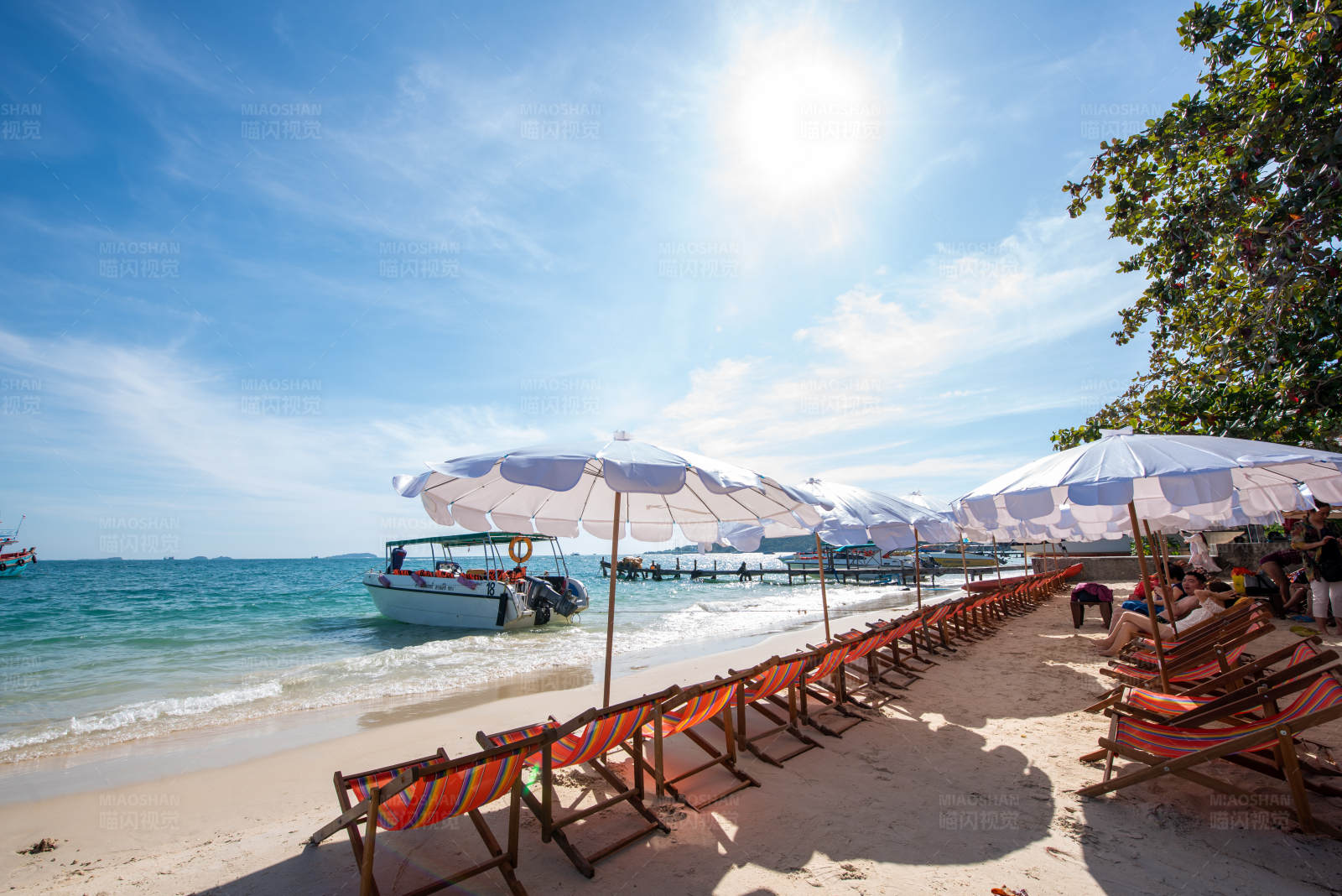 海滩上的悠闲时光图片