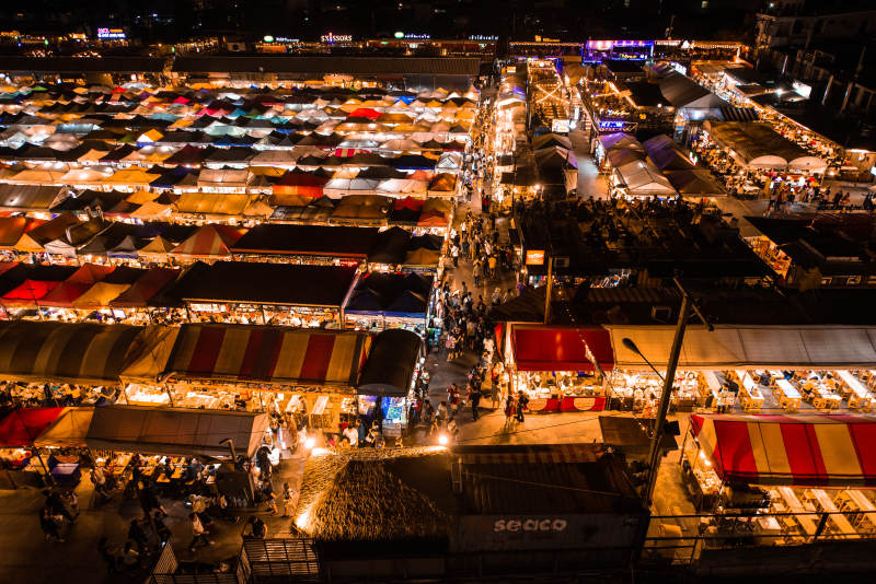 夜市灯火通明图片