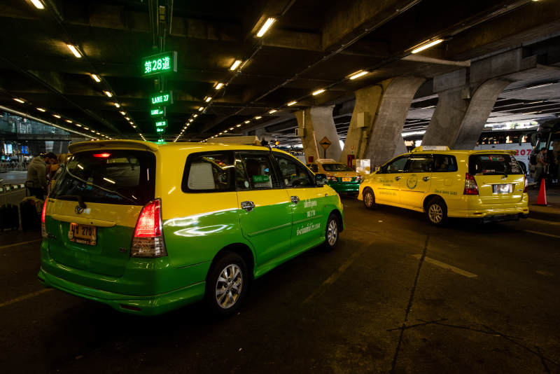 机场外的出租车队图片