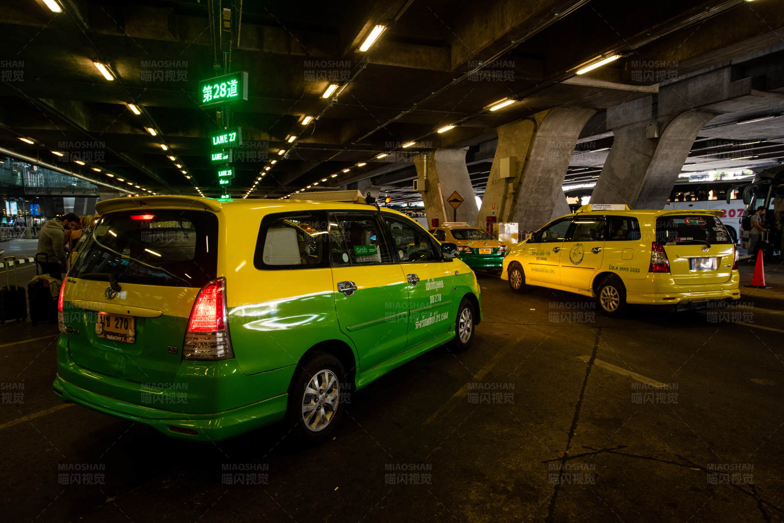机场外的出租车队图片