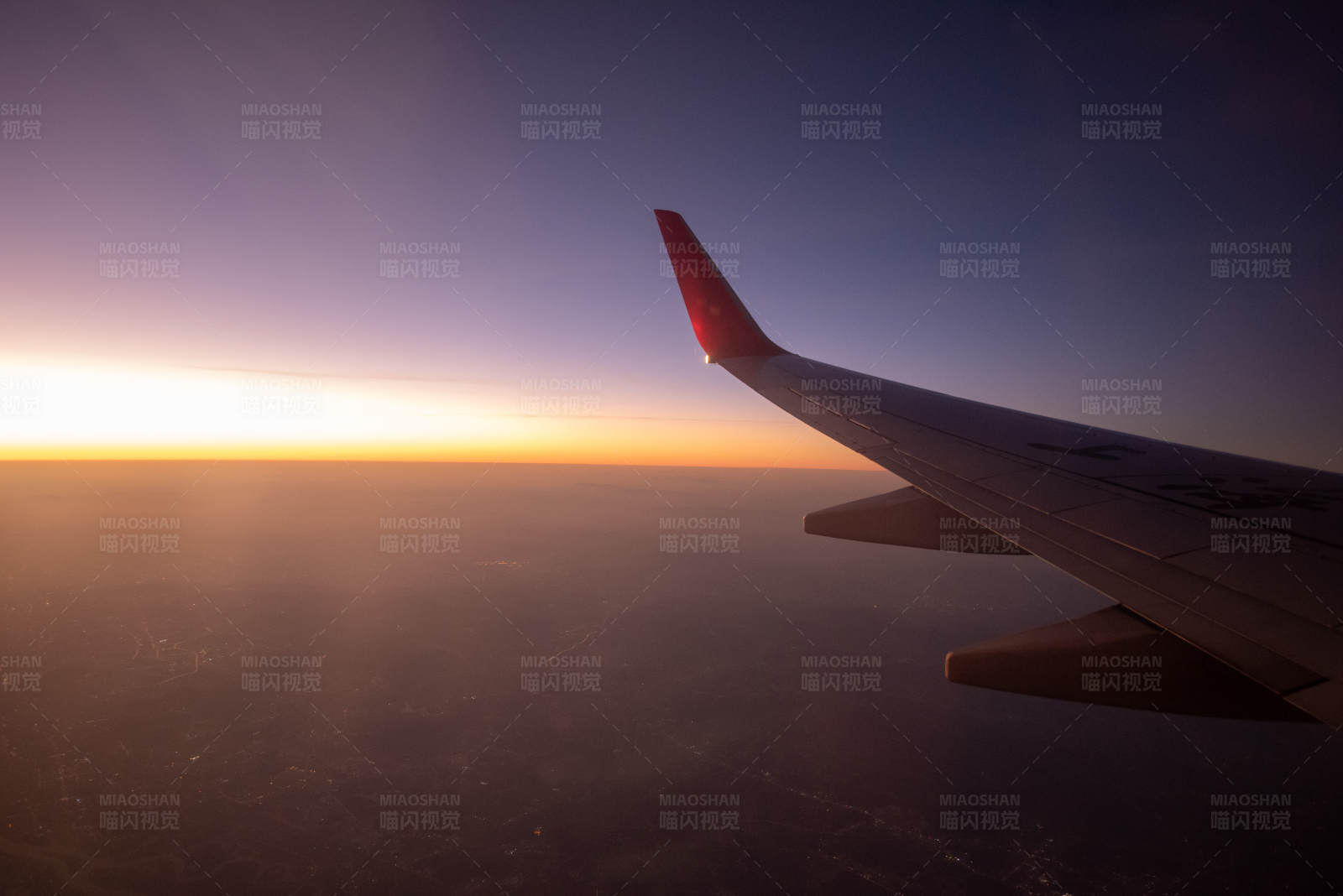 日落时分的飞行图片