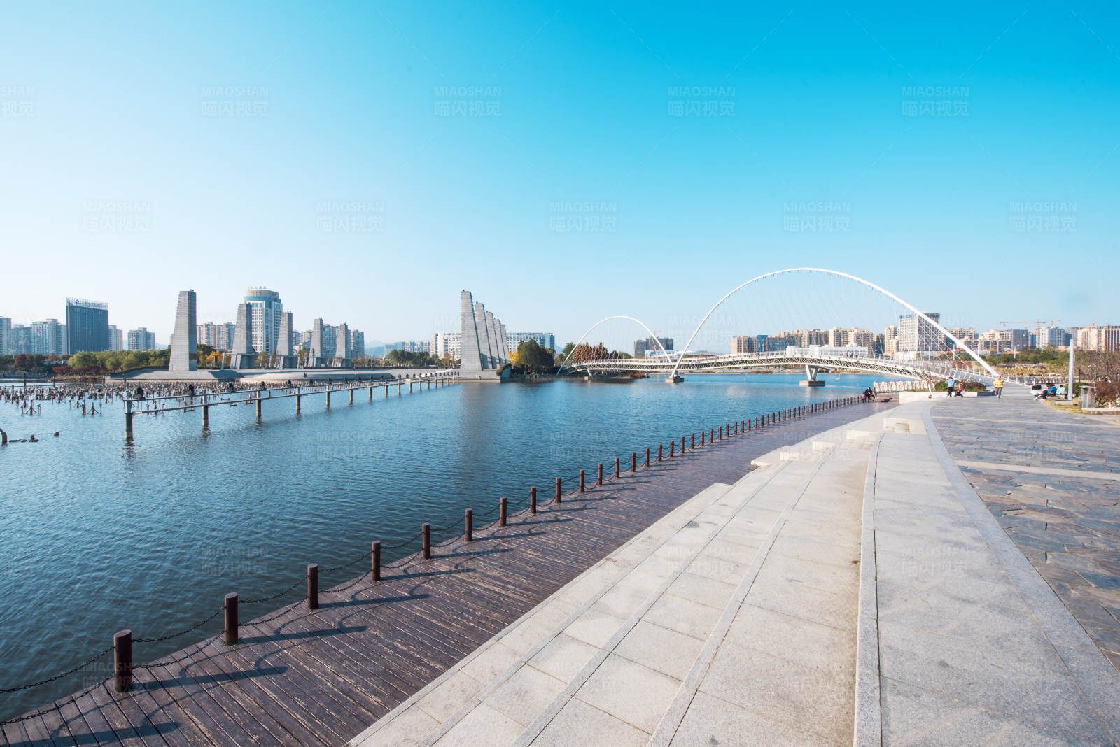 城市河畔现代桥景图片