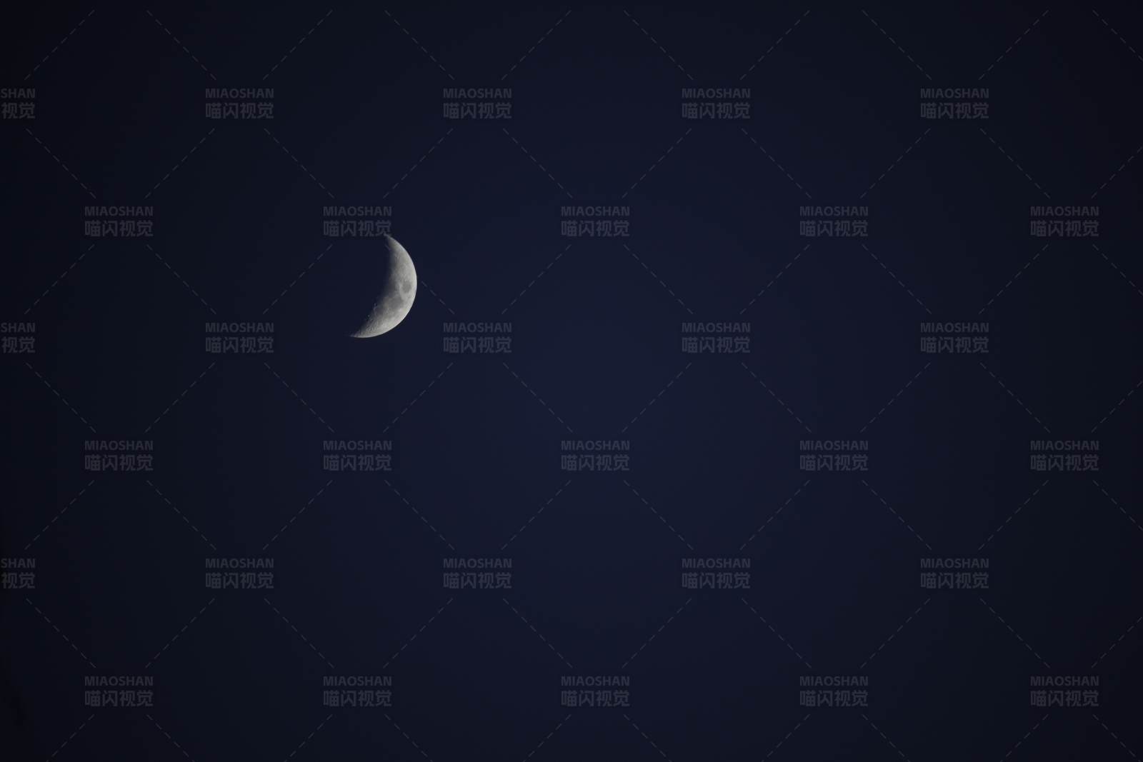 夜空中的新月图片