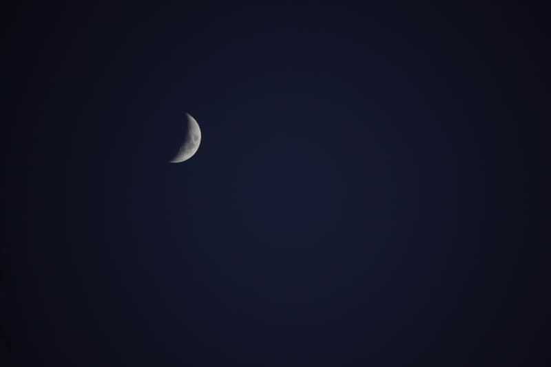 夜空中的新月图片