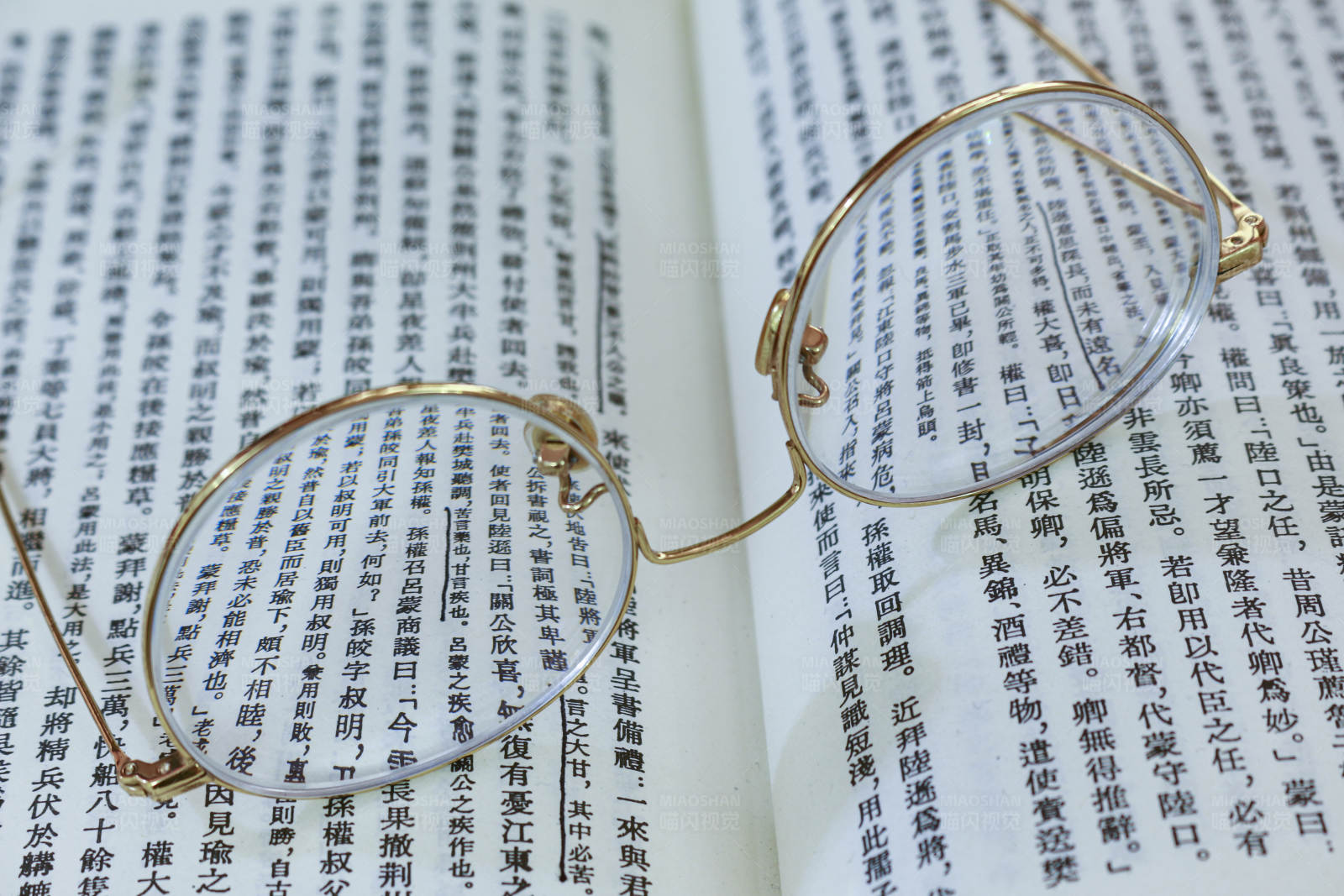 眼镜与古籍图片