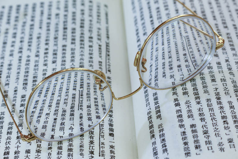 眼镜与古籍图片