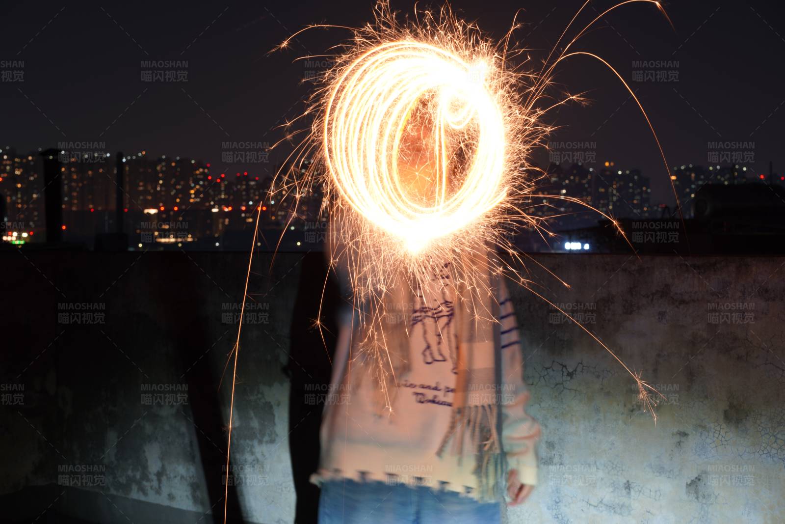 夜空下的火花舞者图片