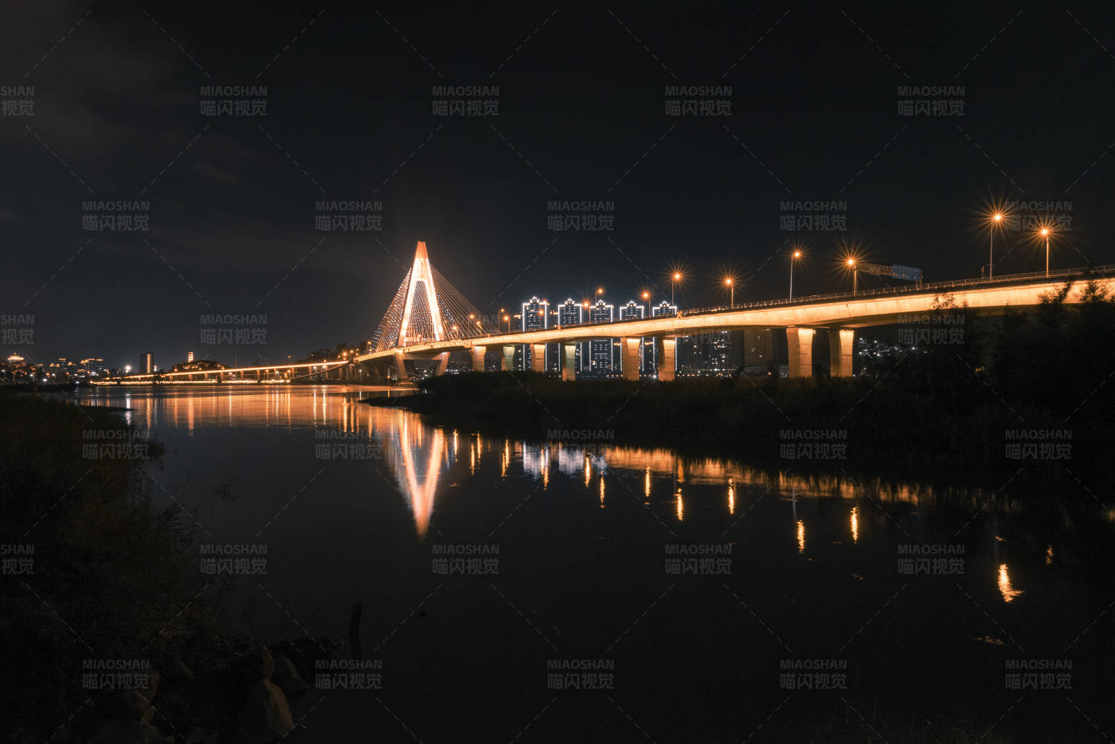 夜色中的桥梁倒影图片