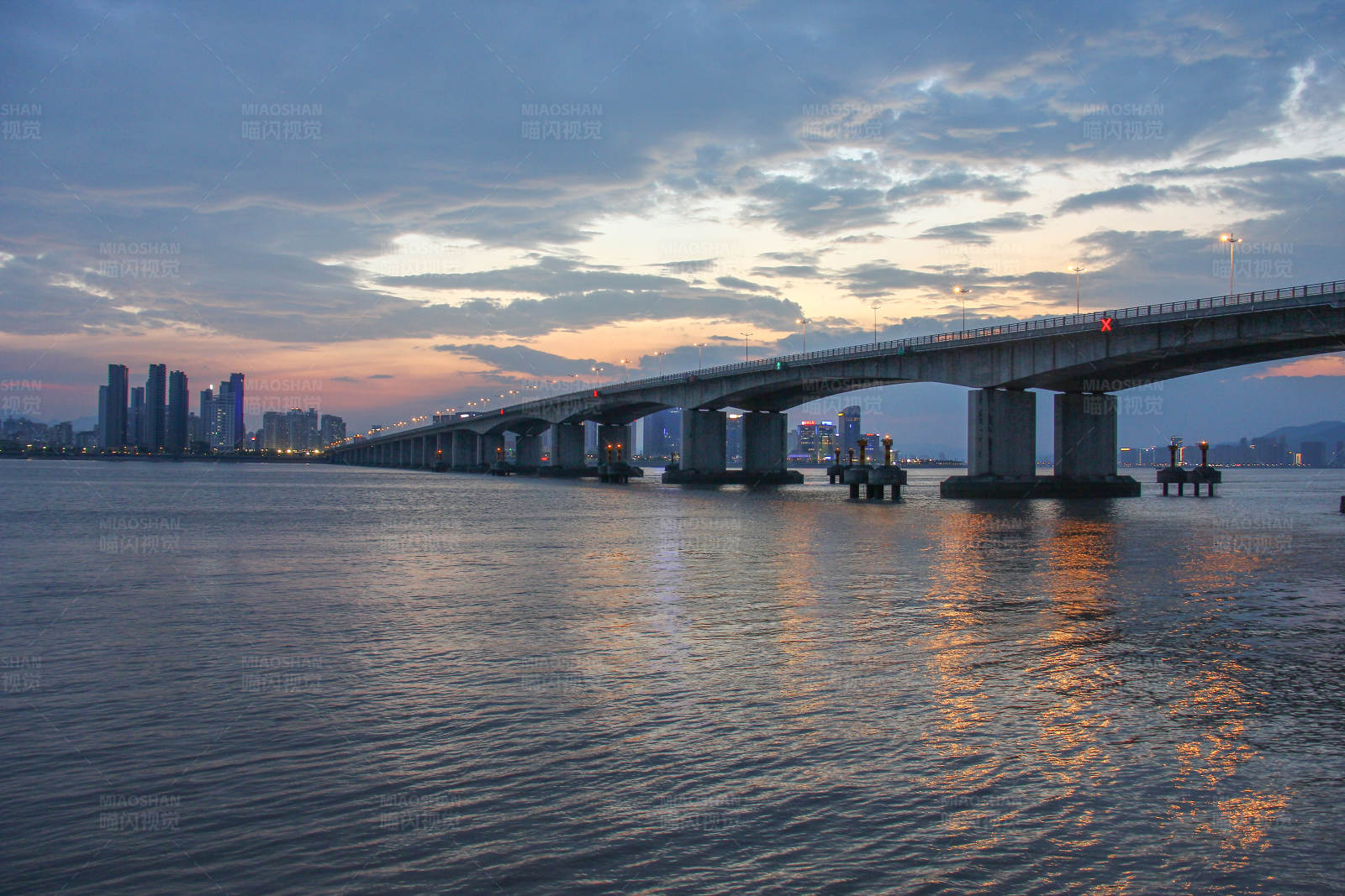 夕阳下的城市桥梁图片