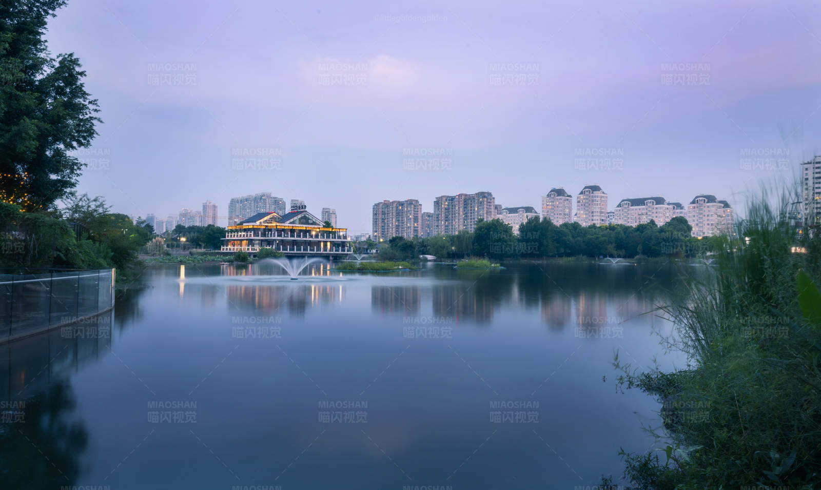 湖畔夜景 城市天际线图片