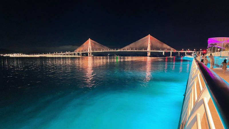 夜色下的跨海大桥图片