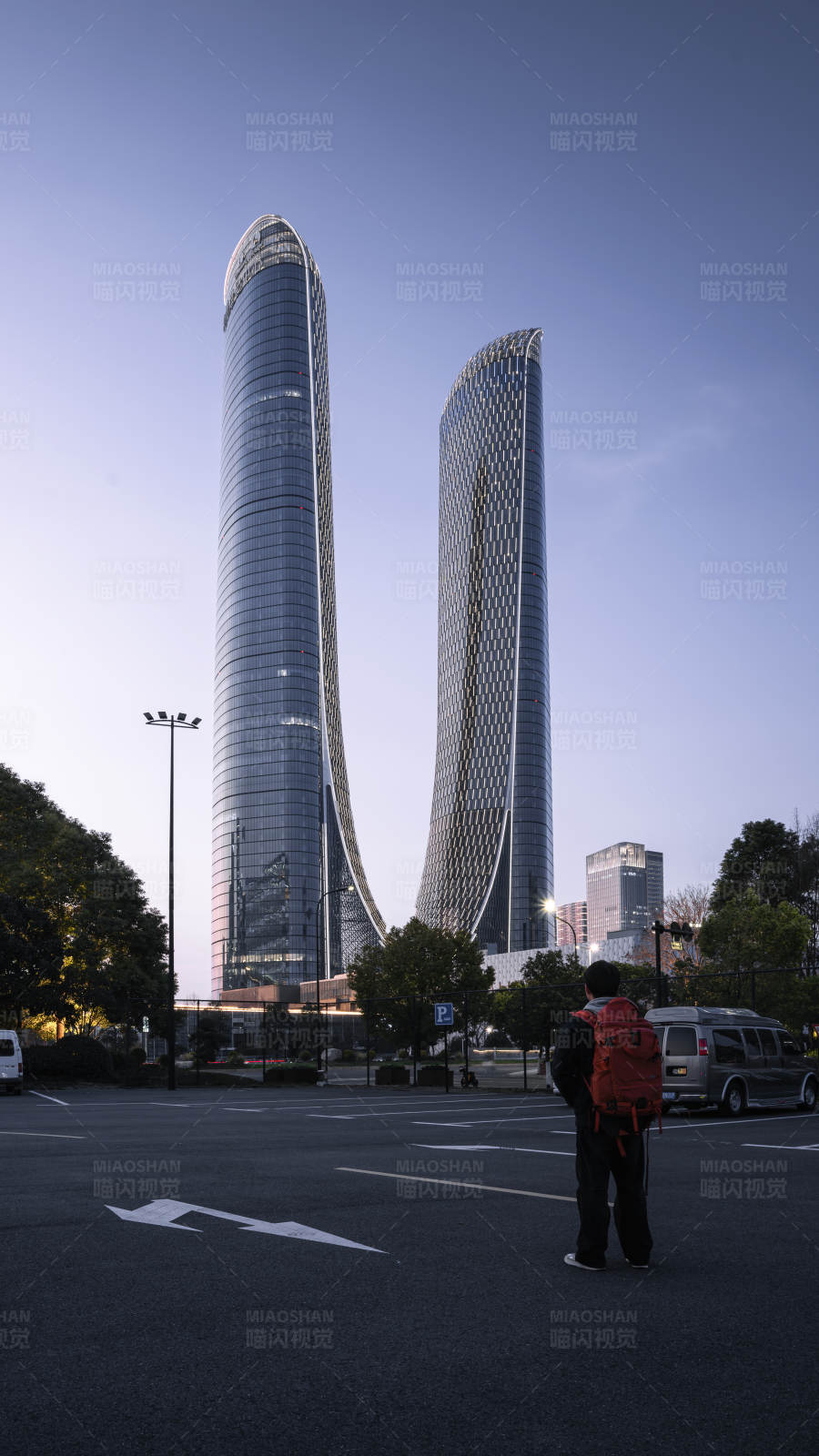 双塔摩天楼与行人图片