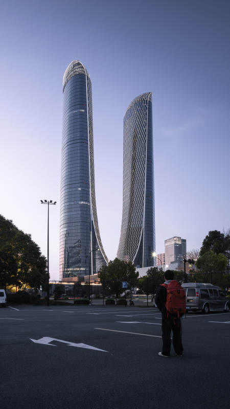 双塔摩天楼与行人图片