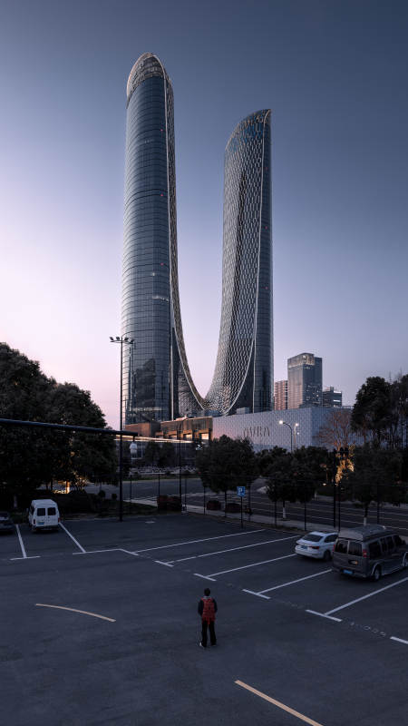 双塔摩天楼的黄昏图片