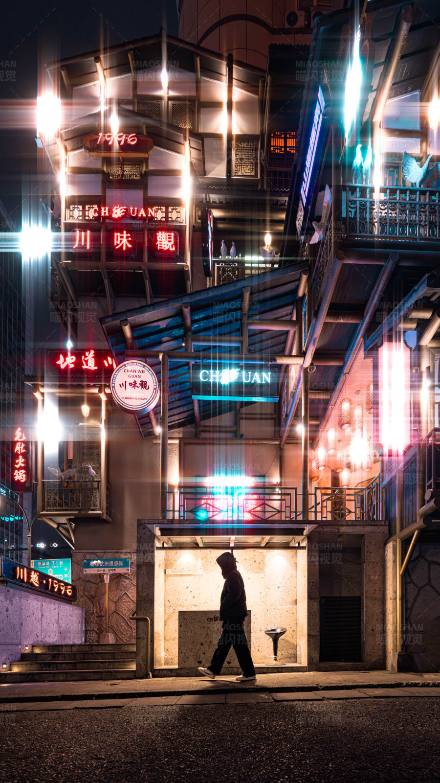 夜色霓虹下的行人图片