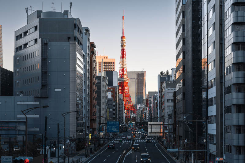 东京塔与城市街道图片