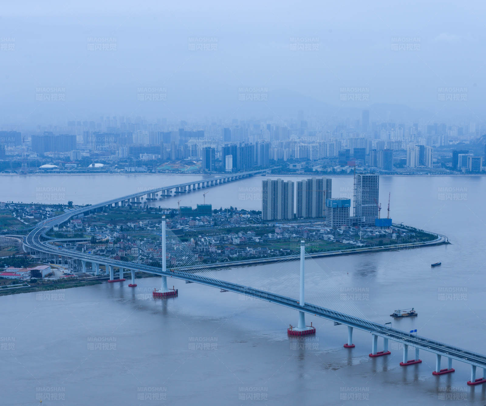 跨海大桥与城市天际线图片