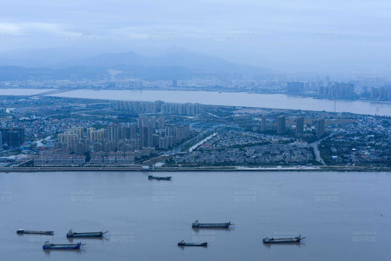 江城夜景 灯火辉煌图片