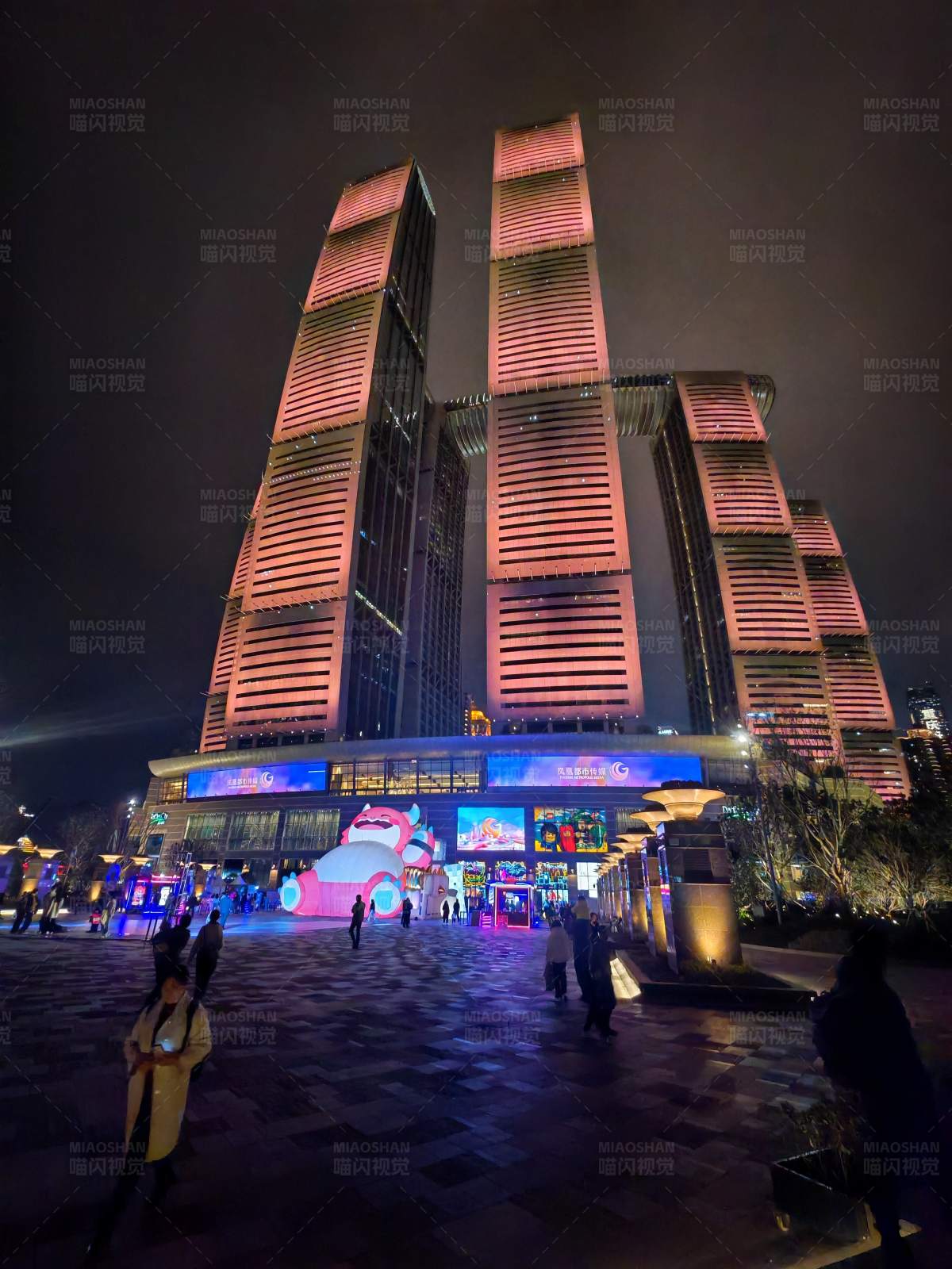 夜幕下的城市地标图片