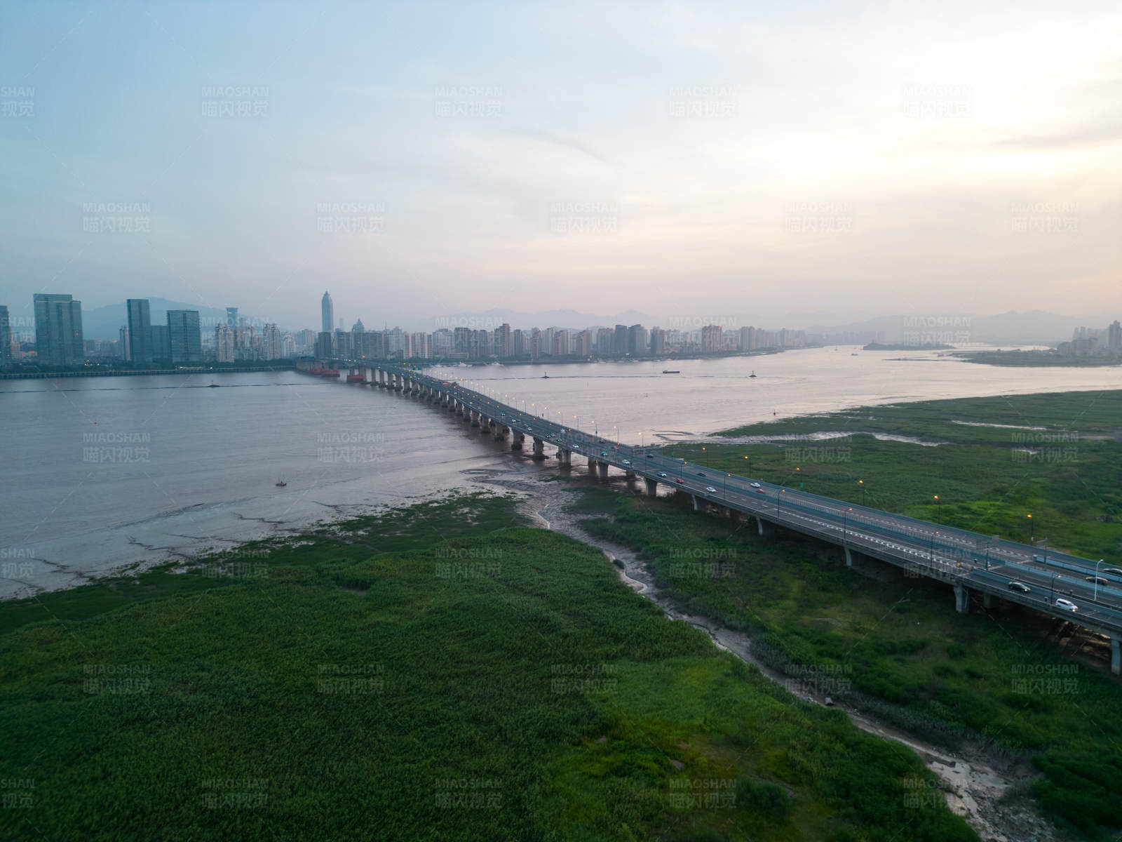 夕阳下的城市桥梁图片