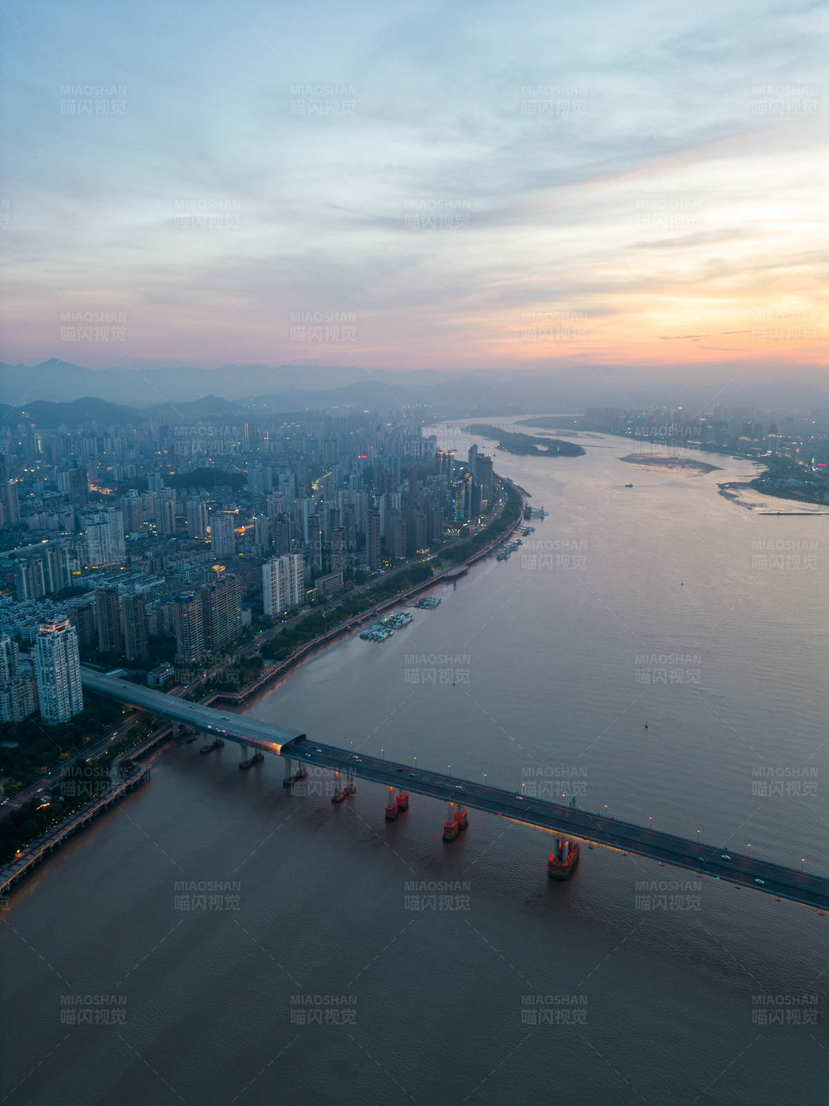 夕阳下的城市河桥图片