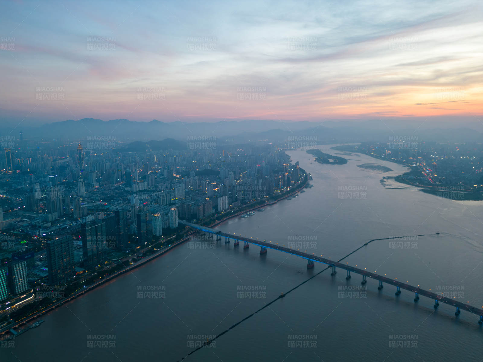 夕阳下的城市河景图片
