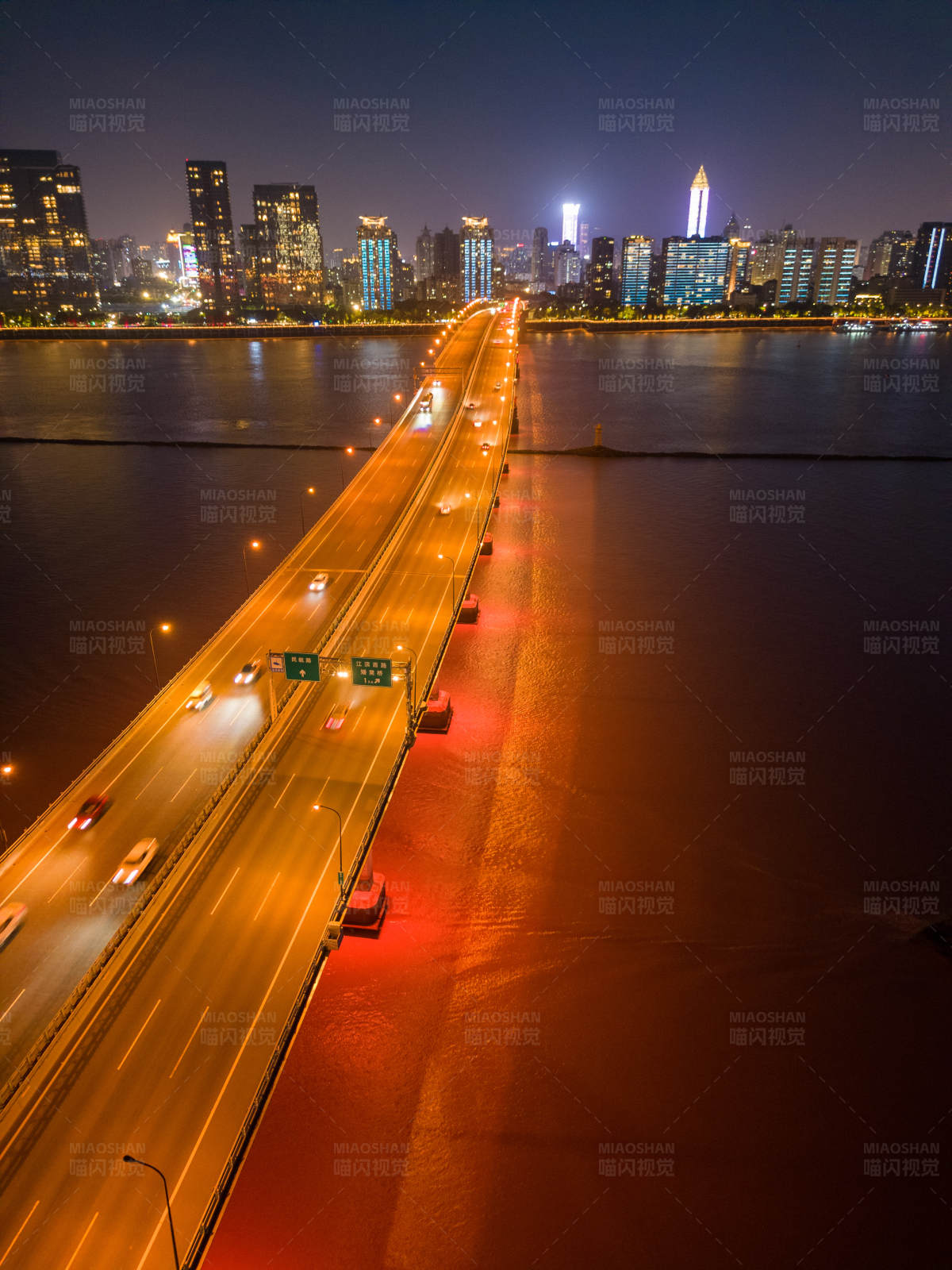 夜色中的城市桥梁图片