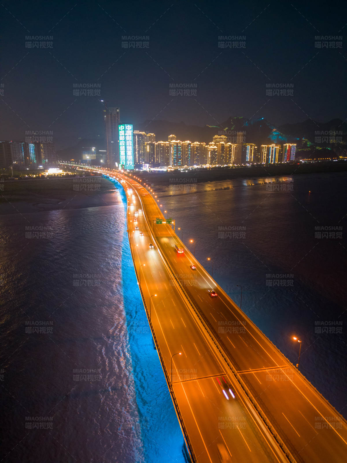 夜色中的跨海大桥图片